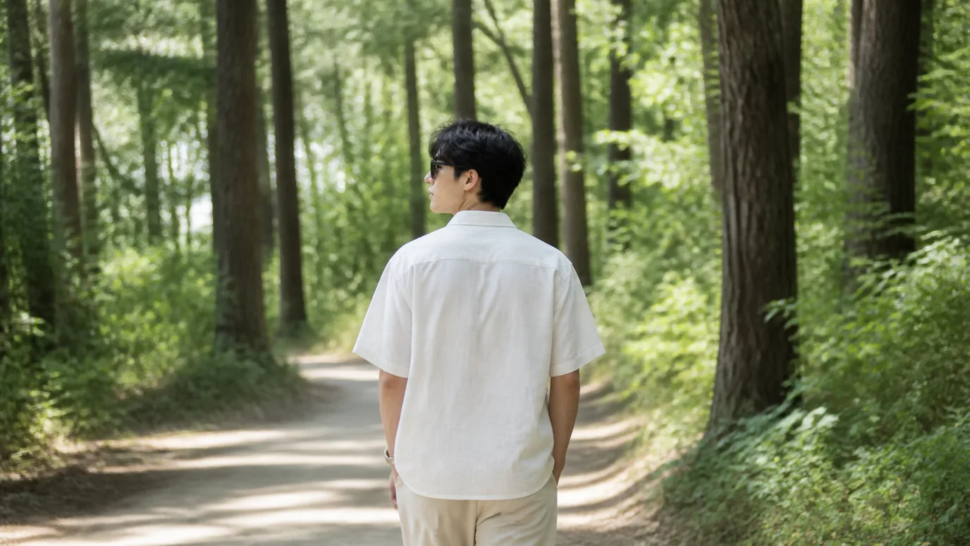 숲길을 선글라스를 쓰고 걷는 남성 — 야외 자외선 차단