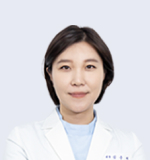 흰 가운을 입고 미소 짓는 여성 의료진 증명사진