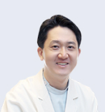 흰 가운을 입고 미소 짓는 남성 의료진 증명사진