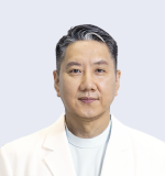 백발의 안과 전문의 프로필 사진