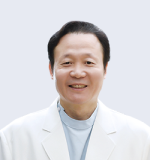 흰 가운을 입고 미소 짓는 안과 원장 프로필 사진