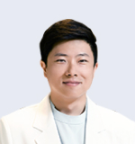 흰 가운을 입은 밝은세상안과 남성 의료진 인물 사진