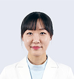 흰 가운을 입은 밝은세상안과 여성 의료진 인물 사진